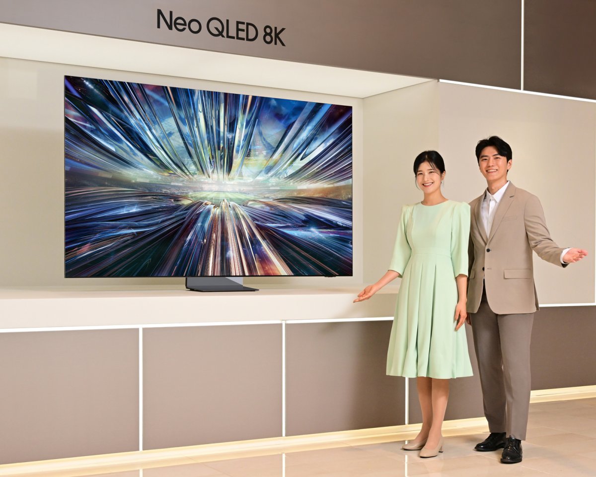 삼성전자가 역대급 성능의 ‘3세대 인공지능(AI) 8K 프로세서’를 탑재한 2024년형 ‘Neo QLED 8K TV’를 13일 공개했다. 삼성전자 제공