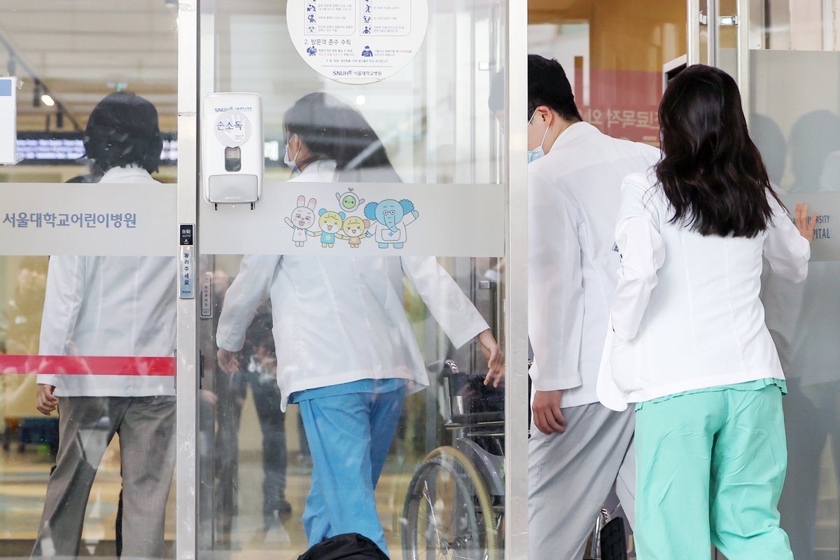 서울대학교 의과대학 교수협의회 비상대책위원회 소속 교수들이 11일 오후 서울 종로구 서울대병원 어린이병원에서 열린 긴급총회에 참석하고 있다. 이번 총회에는 서울대병원·분당서울대병원·보라매병원 소속 교수가 모두 참여해, 단체행동에 대한 설문조사 결과를 공유하고 의견을 나눌 것으로 알려졌다. 2024.3.11/뉴스1 ⓒ News1