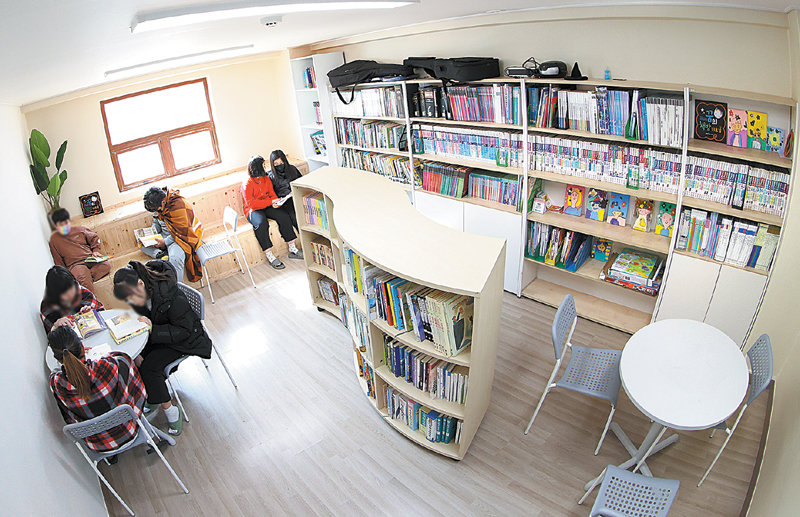 지난해 인천 부평구 일신동 다드림 지역아동센터에 문을 연 ‘꿈의 책방’ 13호의 모습. 수업을 마친 학생들이 책을 읽고 공부하는 학습공간으로 인기다. 인천도시공사(iH) 제공