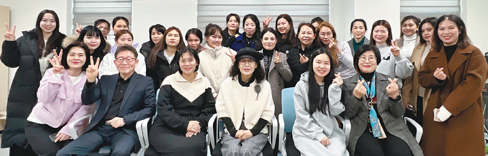 12일 충남 태안군 가족센터에서 이민자의 안정적 정착을 돕기 위한 한국어 교육 프로그램 개강식이 열려 수강생과 강사, 군 관계자 등이 모여 있다. 태안군 제공