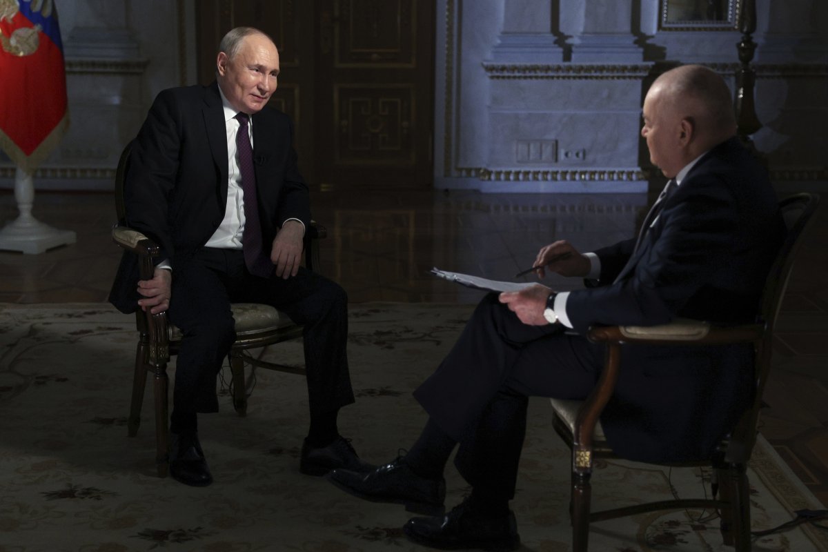 블라디미르 푸틴 러시아 대통령(왼쪽)이 12일(현지 시간) 관영 언론 인터뷰에서 “북한이 자체 ‘핵우산’을 가지고 있으며 핵에 
관해 러시아에 어떤 도움도 요청하지 않았다”고 밝혔다. 이 인터뷰는 하루 뒤인 13일 공개됐다. 모스크바=AP 뉴시스
