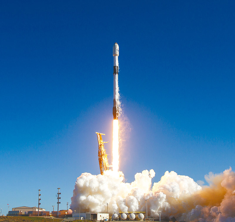 우리 군 정찰위성 1호기를 탑재한 스페이스X의 팰컨9 로켓이 지난해 12월 2일 미국 캘리포니아주 반덴버그 공군기지에서 발사되고 있는 모습. 스페이스X 제공