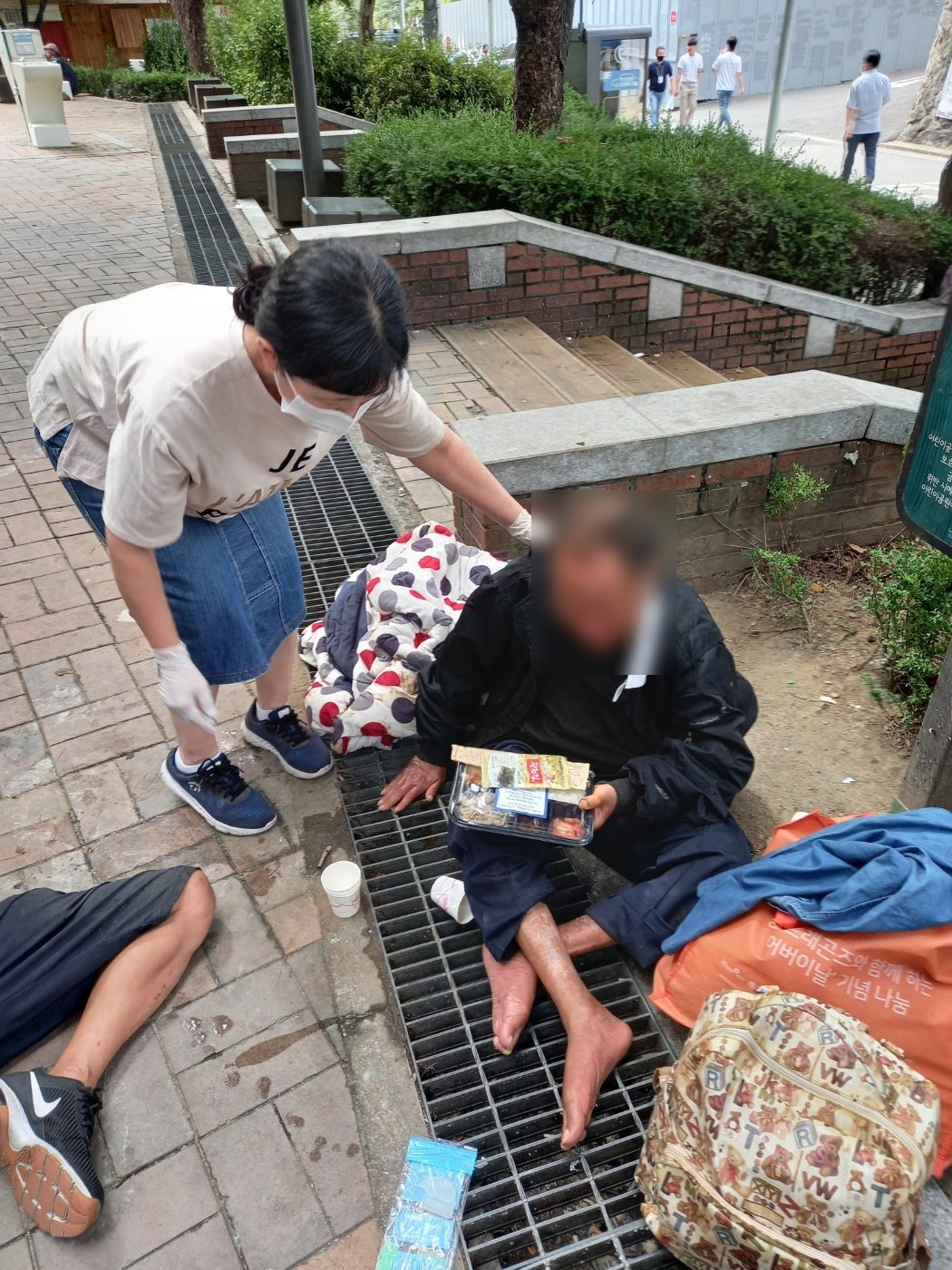 구재영 목사와 봉사단이 준비한 도시락을 받는 서울역 노숙인. 구재영 목사 제공.