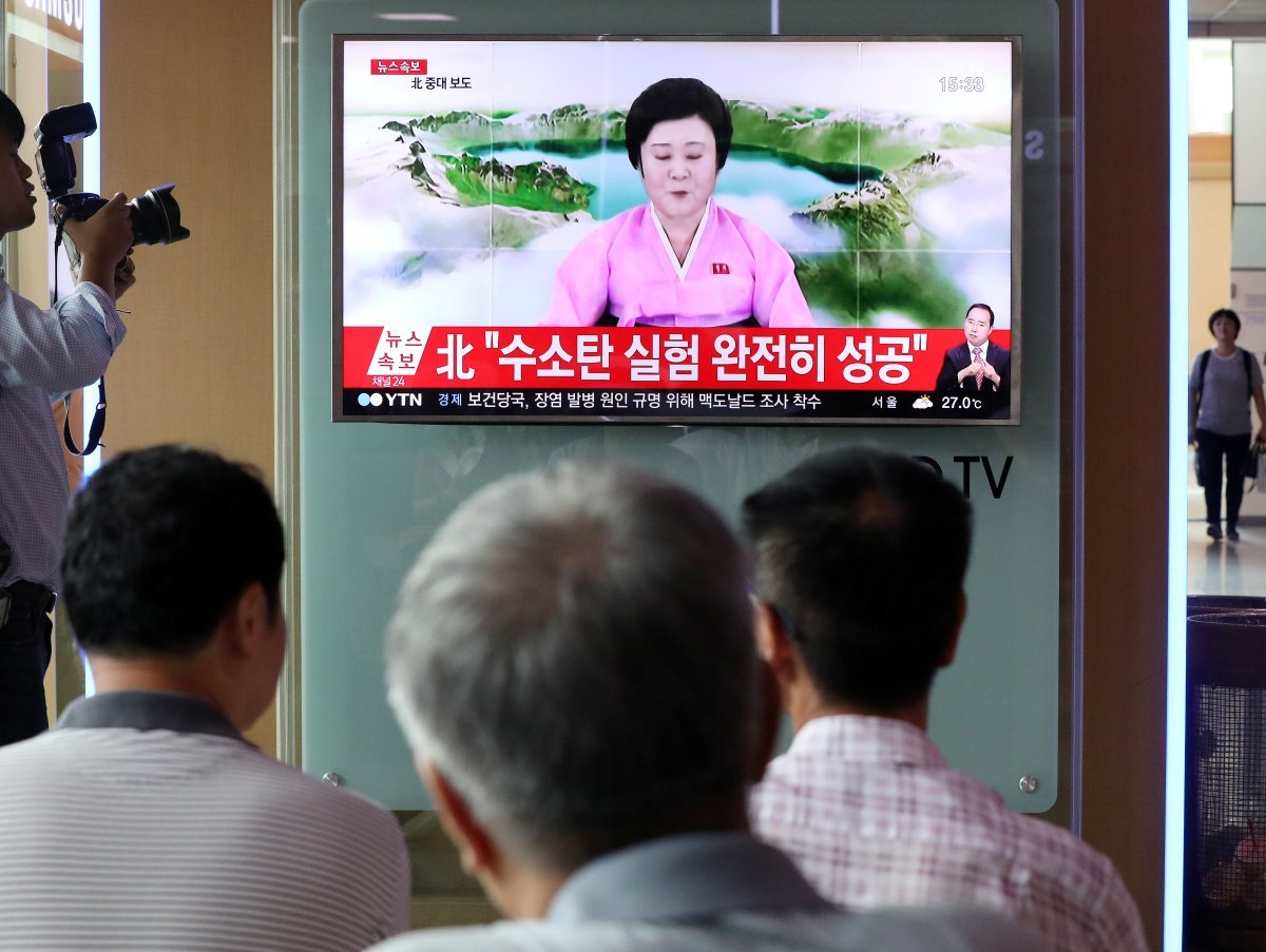 지난 2017년 9월3일 오후 서울역에서 시민들이 제6차 핵실험 관련 북한 조선중앙TV의 중대보도 발표 뉴스를 바라보고 있다. 조선중앙TV는 중대보도를 통해 ‘ICBM 장착용 수소탄 실험에 완전성공’했다고 밝혔다. 뉴스1