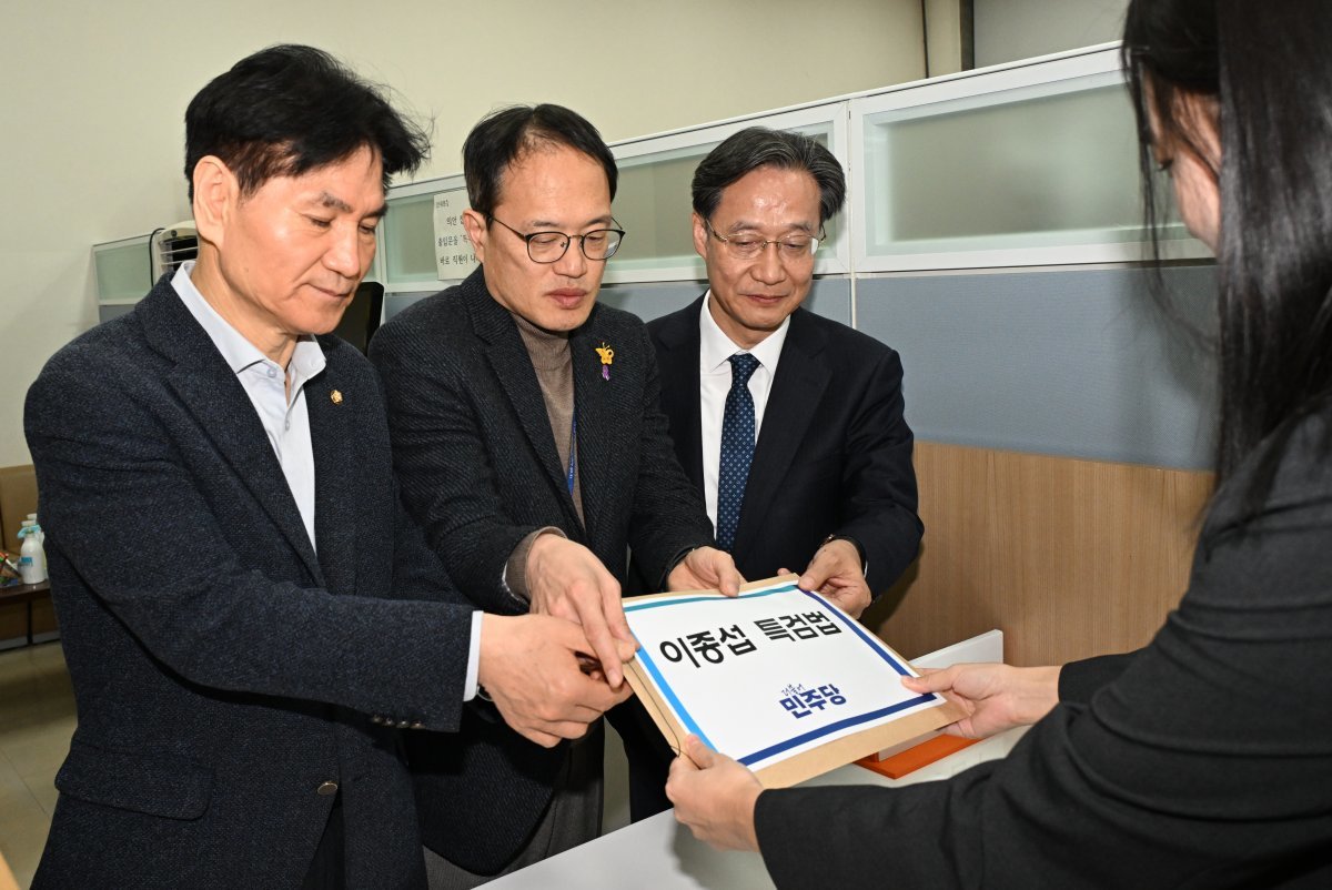 박주민 더불어민주당 원내수석부대표(가운데)와 이용선 외통위 간사(왼쪽), 유동수 의원이 12일 오전 서울 여의도 국회에서 ‘이종섭 특검법’을 의안과에 제출하고 있다. 2024.3.12 사진공동취재단