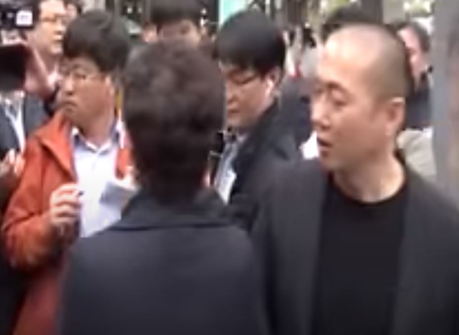 기자회견 도중 시민과 충돌한 정봉주 전 의원. Dongsub Cho 유튜브 영상 캡처