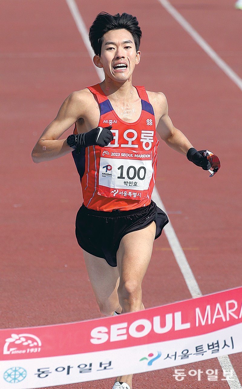 한국 남자 마라톤의 희망 박민호가 17일 개최되는 2024 서울마라톤 겸 제94회 동아마라톤에서 국내 남자부 2연패에 도전한다. 사진은 작년 대회에서 1위로 피니시 라인에 도착하는 박민호. 동아일보DB