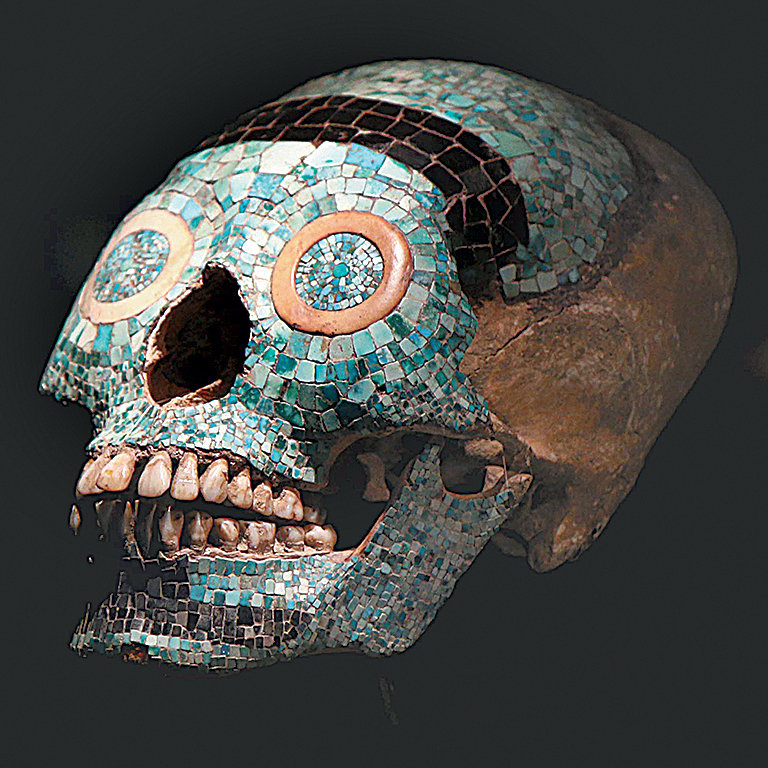 아스테카문명에서는 무덤에서 꺼낸 해골을 보석과 황금으로 화려하게 치장해 숭배하기도 했다. 사진 출처 위키피디아