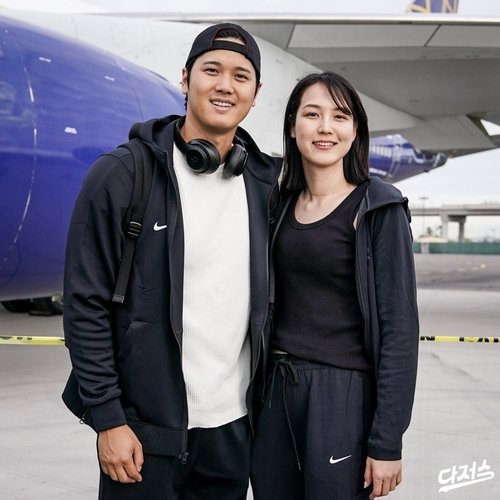 자신의 아내로 추정되는 인물과 함께 사진을 찍은 일본인 야구 선수 오타니 쇼헤이(왼쪽). (다저스 SNS)