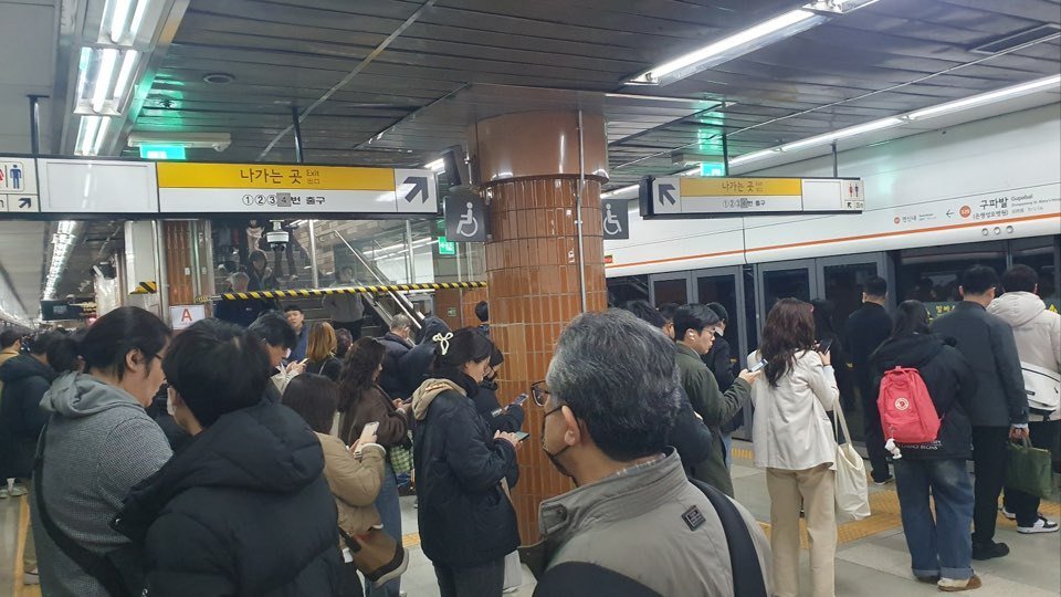 15일 오전 지하철 3호선 단전 사고로 열차 운행에 차질을 빚으며 출근길 시민들이 불편을 겪었다. 구파발역에서 열차를 기다리고 있는 승객들.