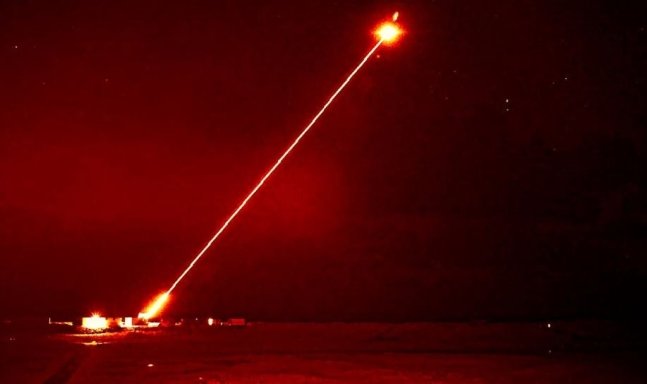 영국이 개발하고 있는 레이저 무기 ‘드래곤파이어’(Dragon Fire)가 요격 시험을 치루는 모습. 영국 국방부 제공