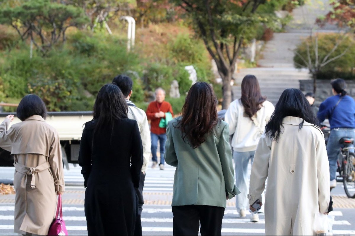 횡단보도에서 신호가 바뀌기를 기다리고 있는 여성 직장인들. 뉴스1