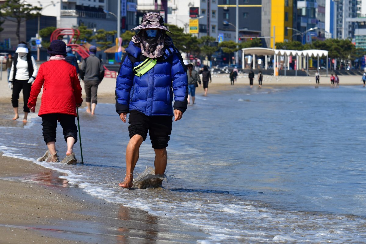 경북 포항시의 낮 최고 기온이 17.3도까지 올라간 14일 오후 영일대해수욕장에서 시민들이 바닷물에 발을 담그고 있다. 2024.3.14 뉴스1