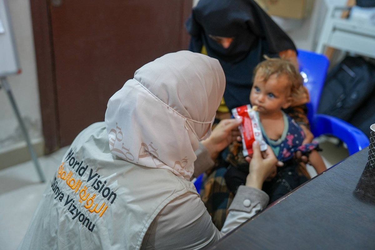 월드비전을 통해 영양실조 치료식을 제공받고 있는 시리아 아동. 월드비전 제공