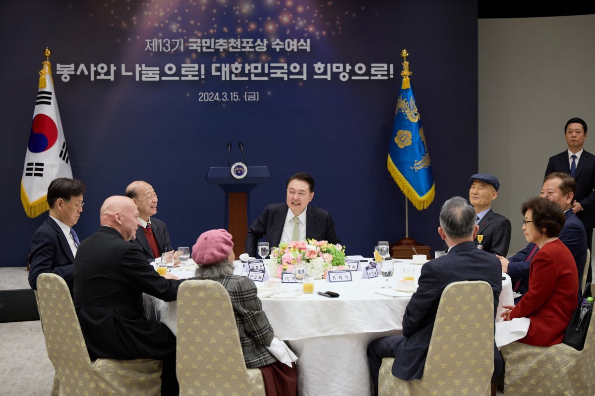 윤석열 대통령이 15일 용산 대통령실 자유홀에서 열린 제13기 국민추천포상 수여식에 참석하고 있다. (대통령실 제공) 2024.3.15. 뉴스1