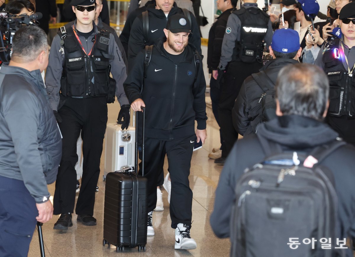 미국프로야구(MLB) LA 다저스 맥스 먼시가 15일 오후 인천국제공항 제1터미널을 통해 입국하고 있다. 인천=최혁중 기자 sajinman@donga.com