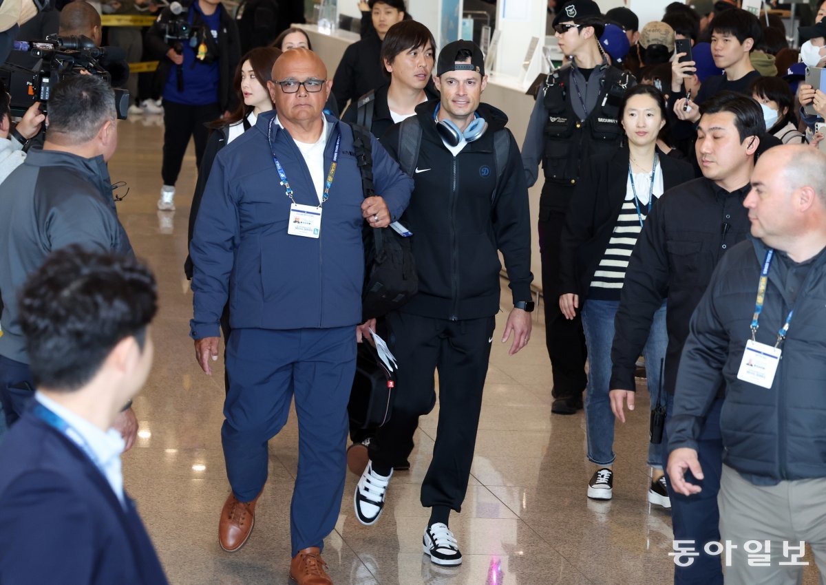 미국프로야구(MLB) LA 다저스 투수 조 켈리가 15일 오후 인천국제공항 제1터미널을 통해 입국하고 있다. 인천=최혁중 기자 sajinman@donga.com