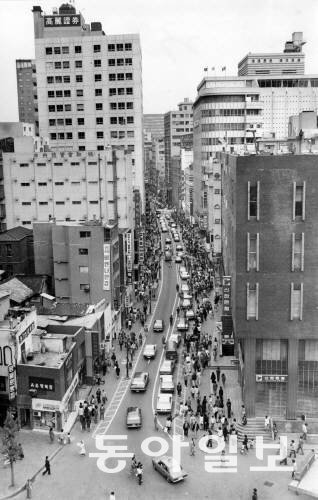 조선시대 선비들의 주거지역였던 명동(당시 명칭은 ‘남촌’)은 시대 변화에 따라 발전을 거듭해 현재는 대한민국을 대표하는 관광명소가 됐다. 사진은 1983년 8월에 촬영한 명동의 전경 모습이다. 동아일보 DB