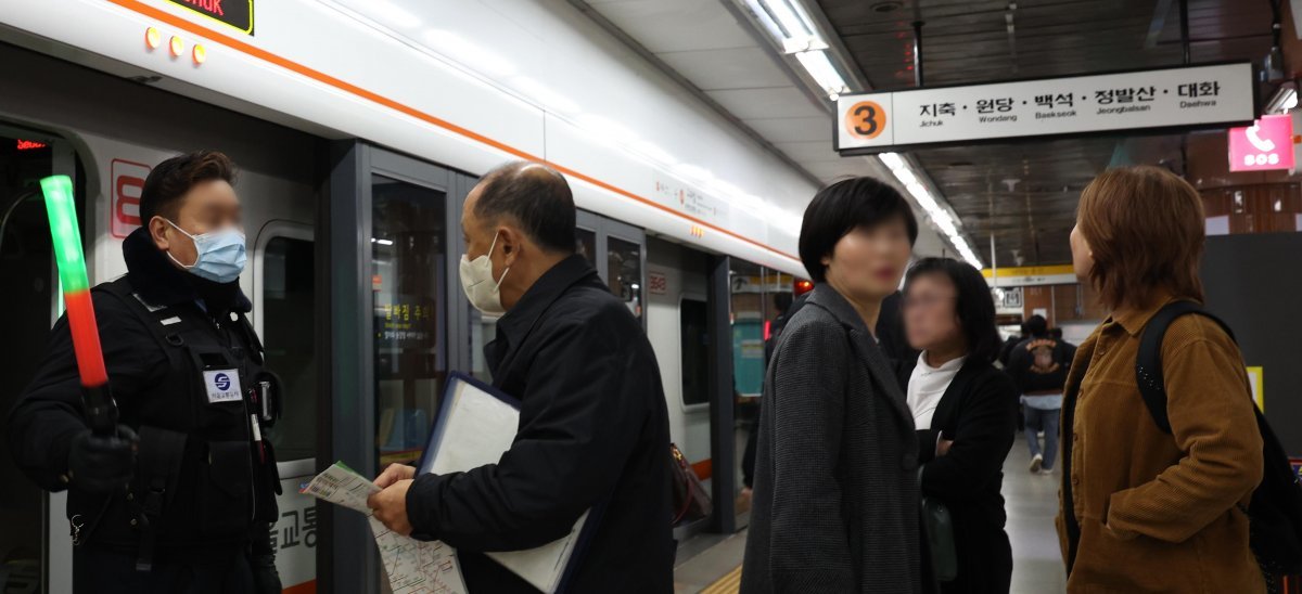 15일 오전 서울 지하철 3호선 일부 구간 운행이 단전으로 중단돼 출근길에 나선 시민들이 큰 불편을 겪었다. 이날 오전 서울 은평구 구파발역에서 역무원이 열차 탑승을 통제하고 있다. 뉴시스