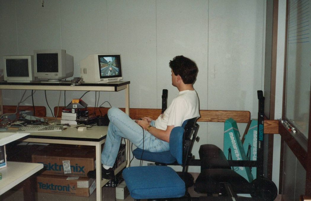 1993년 엔비디아 사무실에서 엔비디아 공동 창업자인 커티스 프리엠이 비디오 게임을 즐기는 모습. (엔비디아)