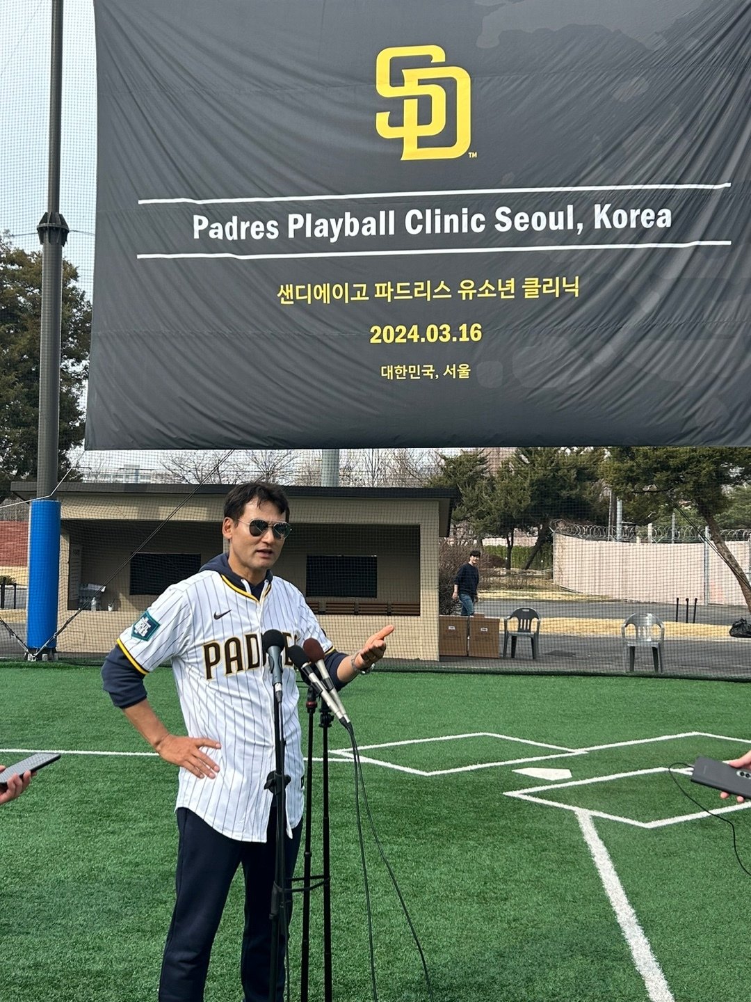 Chan-ho Park is being interviewed after the San Diego Padres youth baseball clinic held at the baseball field in Yongsan Children's Garden in Yongsan-gu, Seoul on the 16th.  2024.3.16.  News 1
