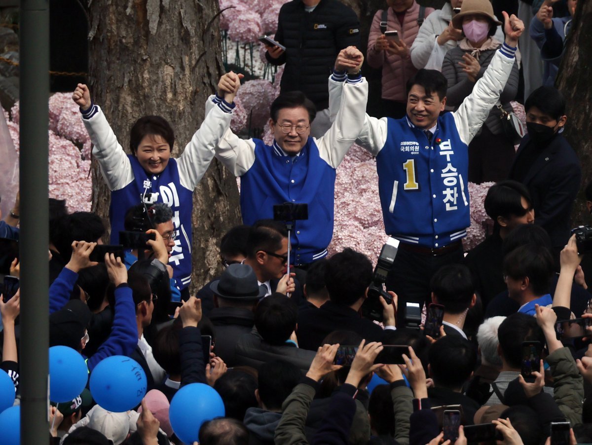 이재명 더불어민주당 대표와 이언주(용인정), 부승찬(용인병) 국회의원 예비후보가 16일 오후 경기 용인시 수지구 수지구청역 거리에서 시민들과 인사를 하고 있다. (공동취재) 2024.3.16