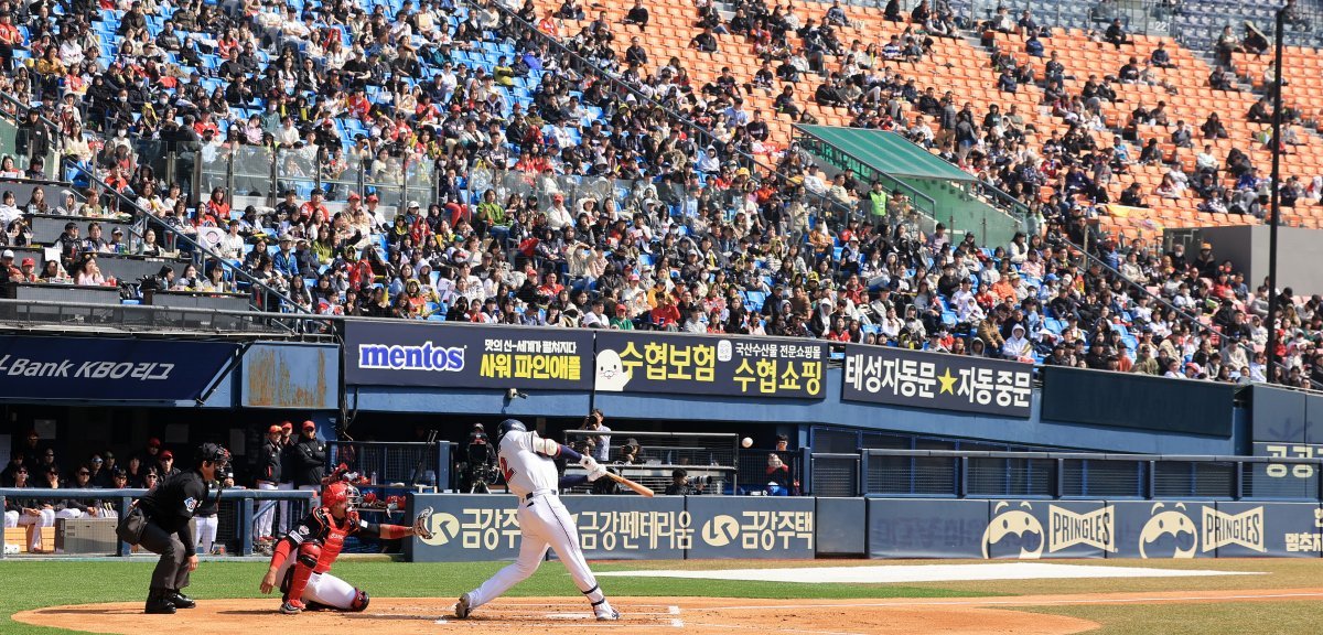 Doosan Kim Jae-hwan hits a timely double in the bottom of the first inning with two outs and two on second base in the 2024 KBO League exhibition game between the KIA Tigers and Doosan Bears held at Jamsil Baseball Stadium in Songpa-gu, Seoul on the afternoon of the 14th.  2024.3.14.  News 1