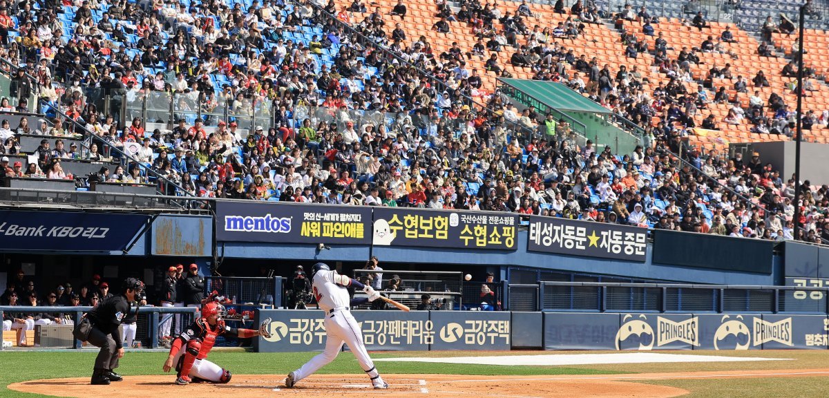 14일 오후 서울 송파구 잠실야구장에서 열린 2024 KBO리그 KIA 타이거즈와 두산 베어스의 시범 경기, 1회말 2사 2루에서 두산 김재환이 적시 2루타를 치고 있다. 2024.3.14. 뉴스1