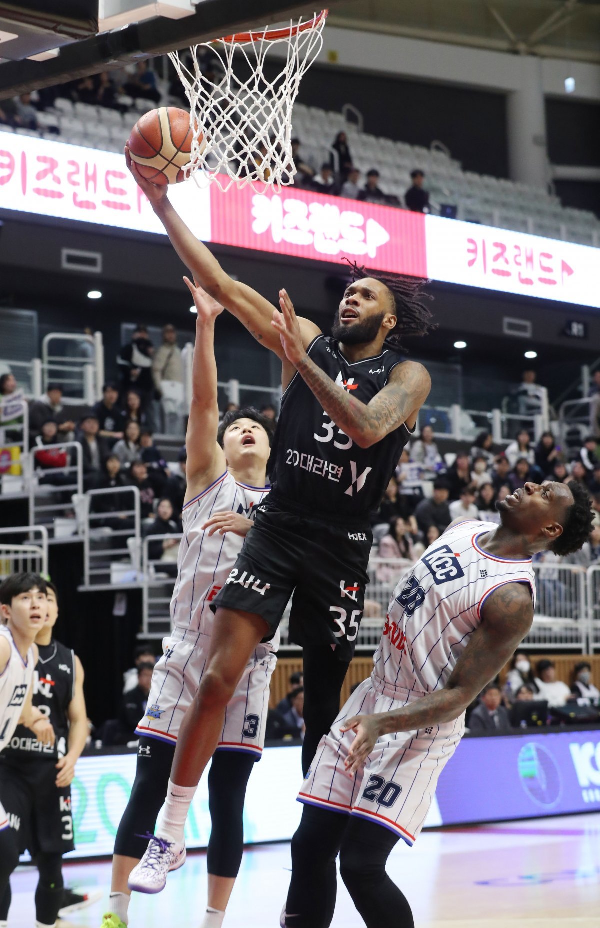 KT Bass is shooting in the '2023-2024 CheongKwanJang Professional Basketball' match between Suwon KT Sonic Boom and Busan KCC Egis held at Suwon KT Sonic Boom Arena in Gwonseon-gu, Suwon-si, Gyeonggi-do on the afternoon of the 7th.  2024.3.7.  News 1
