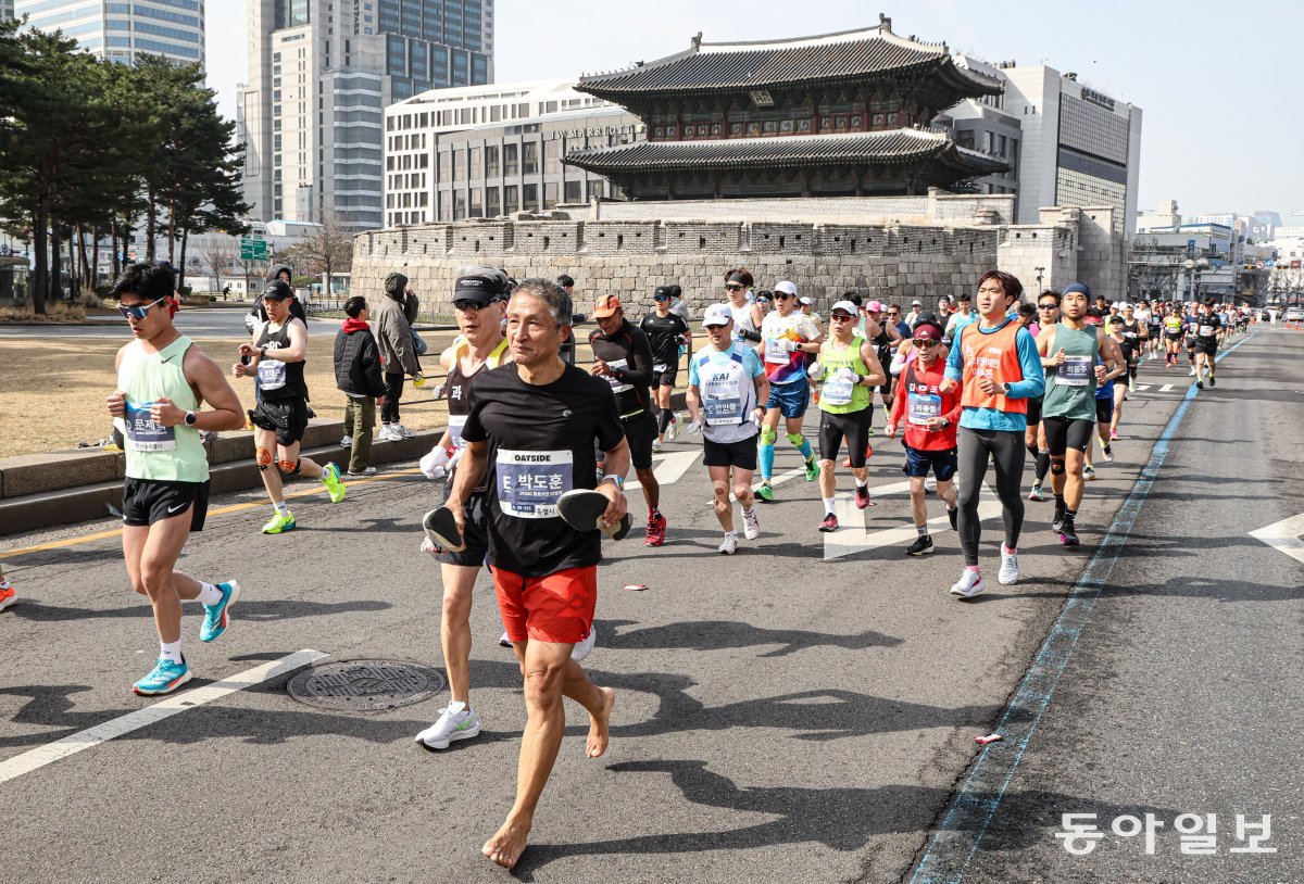 2024 서울마라톤 겸 제94회 동아마라톤이 열린 17일 오전 참가자들이 서울 종로구 흥인지문을 지나쳐 달리고 있다. 이한결 기자 always@donga.com