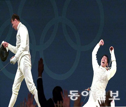 2000년 시드니 올림픽의 극적인 승부의 연속이었다. 사진은 김영호가 준결승에서 15-14 한 점 차로 승리한 뒤 환호하는 모습. 동아일보 DB
