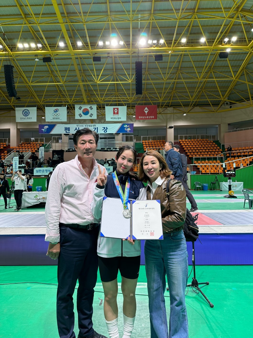 김영호와 아내(오른쪽)은 펜싱 국가대표 출신이다. 딸 김기연도 펜싱 선수로 활약하고 있다. 김기연은 지난해 전국체전에서 은메달을 땄다. 김영호 제공