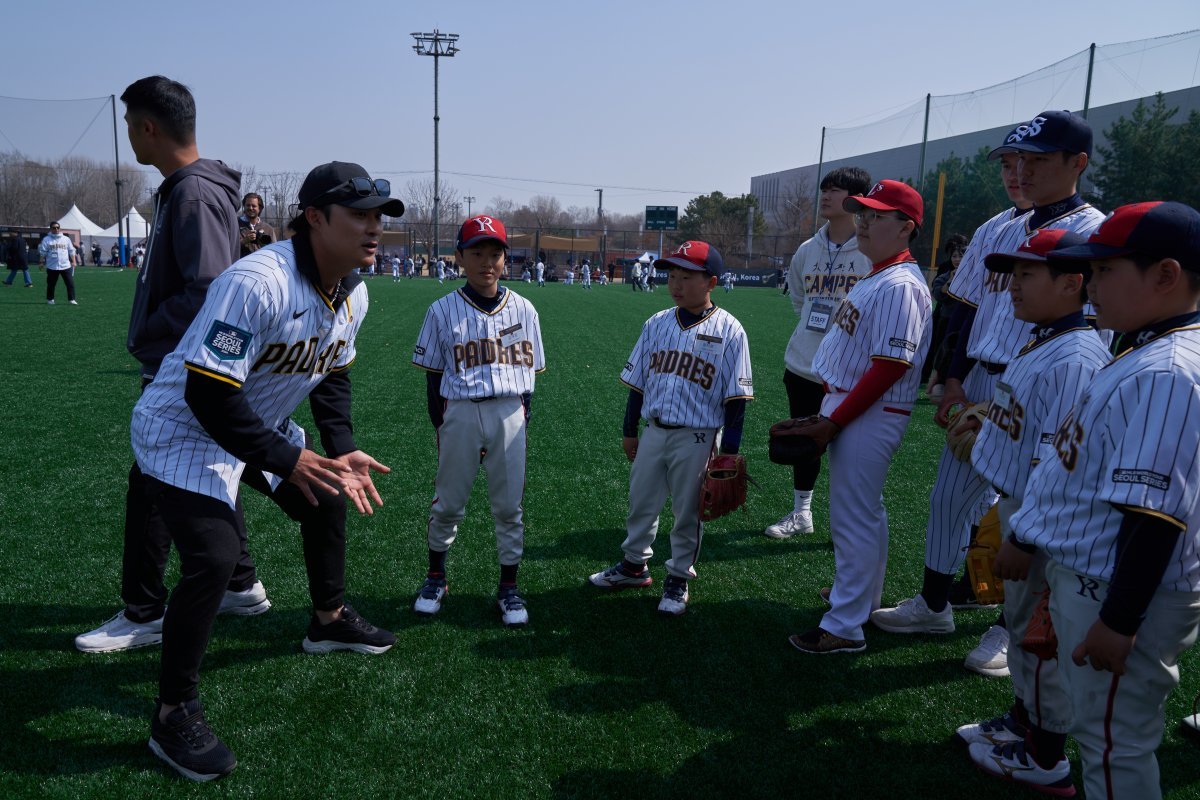 김하성(왼쪽)이 유소년 선수들에게 내야 수비에 대해 설명하고 있다. 박찬호 재단 제공