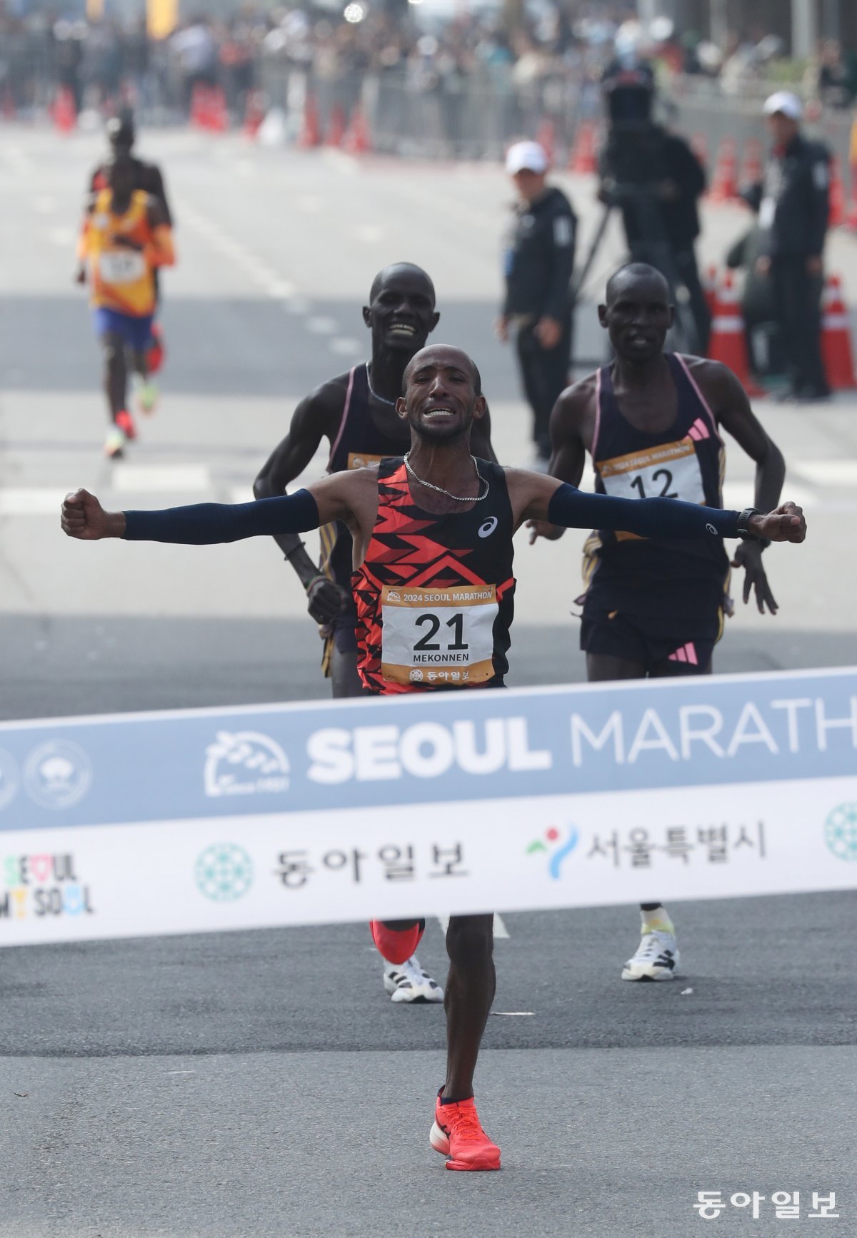 에티오피아의 저말 이머르 머코넌(28)이 2024 서울마라톤 겸 제94회 동아마라톤 국제 남자부에서 우승 테이프를 끊고 있다. 신원건 기자 laputa@donga.com