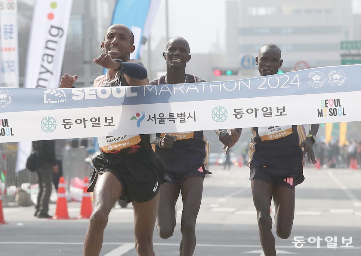 에티오피아의 저말 이머르 머코넌(28)이 2024 서울마라톤 겸 제94회 동아마라톤 국제 남자부 1등으로 서울 잠실 결승선을 통과하고 있다. 공식 기록은 2시간6분8초. 변영욱 기자 cut@donga.com