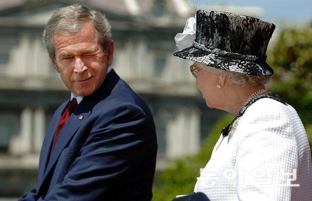 2007년 조지 W 부시 대통령이 말실수를 한 뒤 여왕에게 윙크를 날리는 모습. 조지 W 부시 대통령 센터 홈페이지