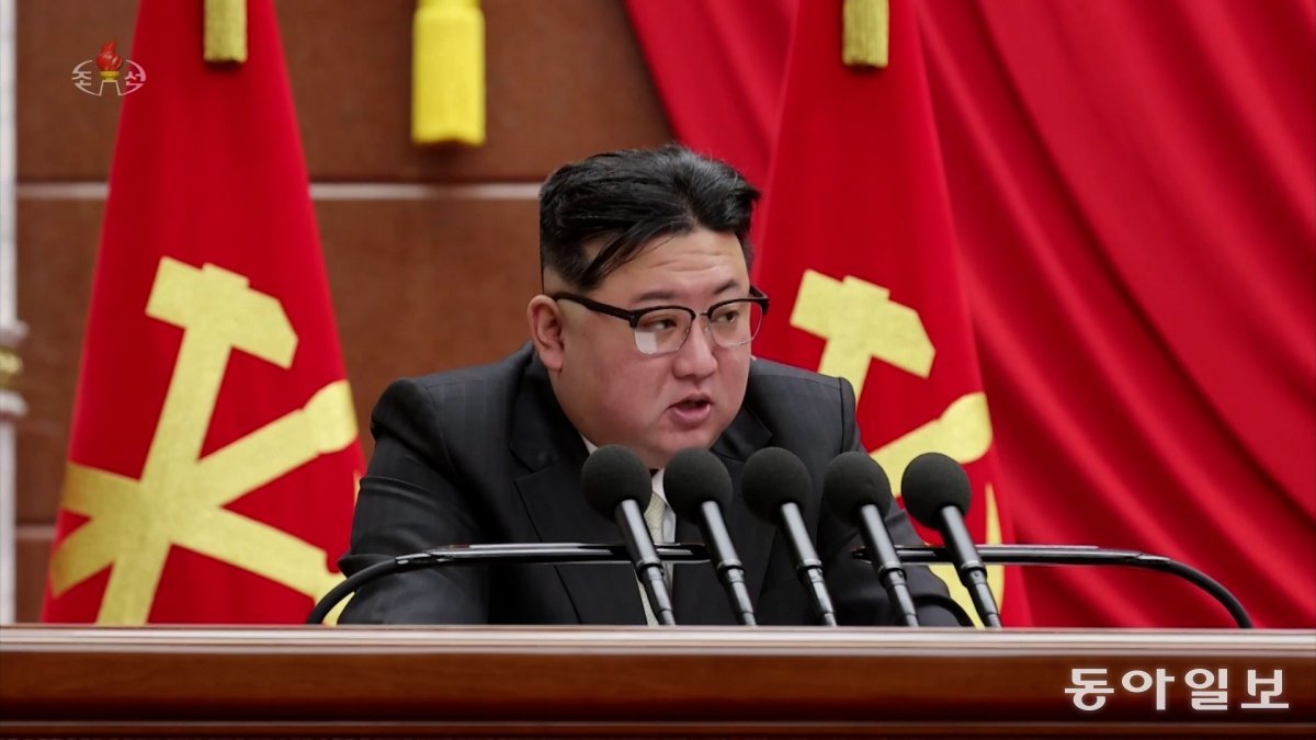 김정은 북한 국무위원장이 지난해 12월 열린 조선노동당 중앙위원회 제8기 제9차 전원회의 확대회의에서 발언하고 있다. 그는 이 자리에서 ‘적대적 2국가론’을 발표했다. 조선중앙TV