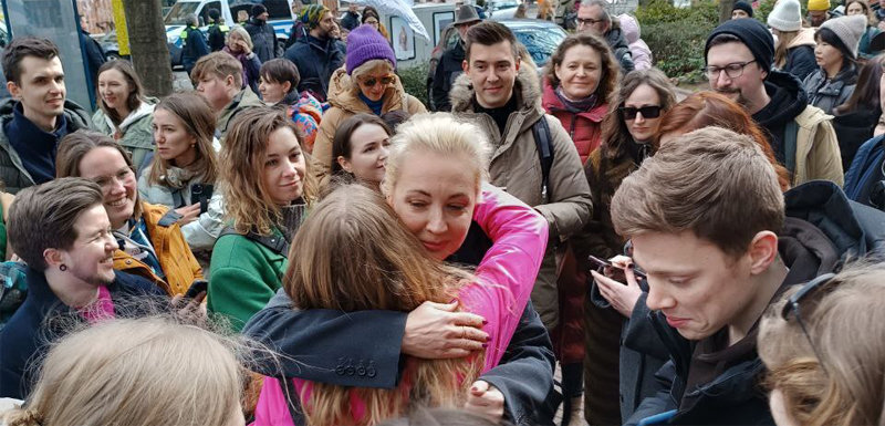 나발니 부인 “우리 의지 보여주자” 17일 독일 베를린 러시아대사관 앞에서 율리야 나발나야(가운데)가 한 러시아 
여성과 포옹을 하고 있다. 의문사한 알렉세이 나발니의 부인인 나발나야는 선거를 앞두고 “17일 정오에 투표소로 나와 현 정부에 
대한 반대를 보여주자”고 촉구했다. 사진 출처 러시아 라디오 에호모스크비 홈페이지