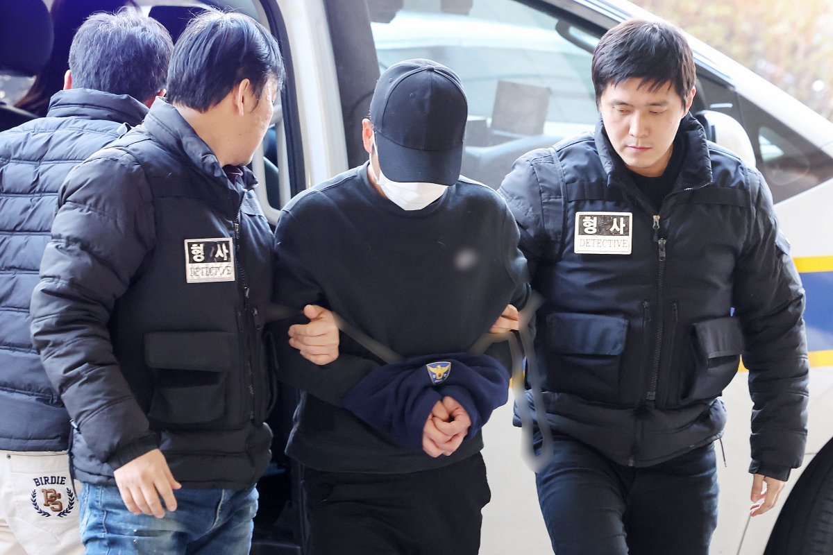 서울 은평구 한 오피스텔에서 20대 여성을 숨지게 한 남성이 18일 오전 서울 마포구 서울서부지방법원에서 열린 영장실질심사에 출석하고 있다. 2024.3.18. 뉴스1