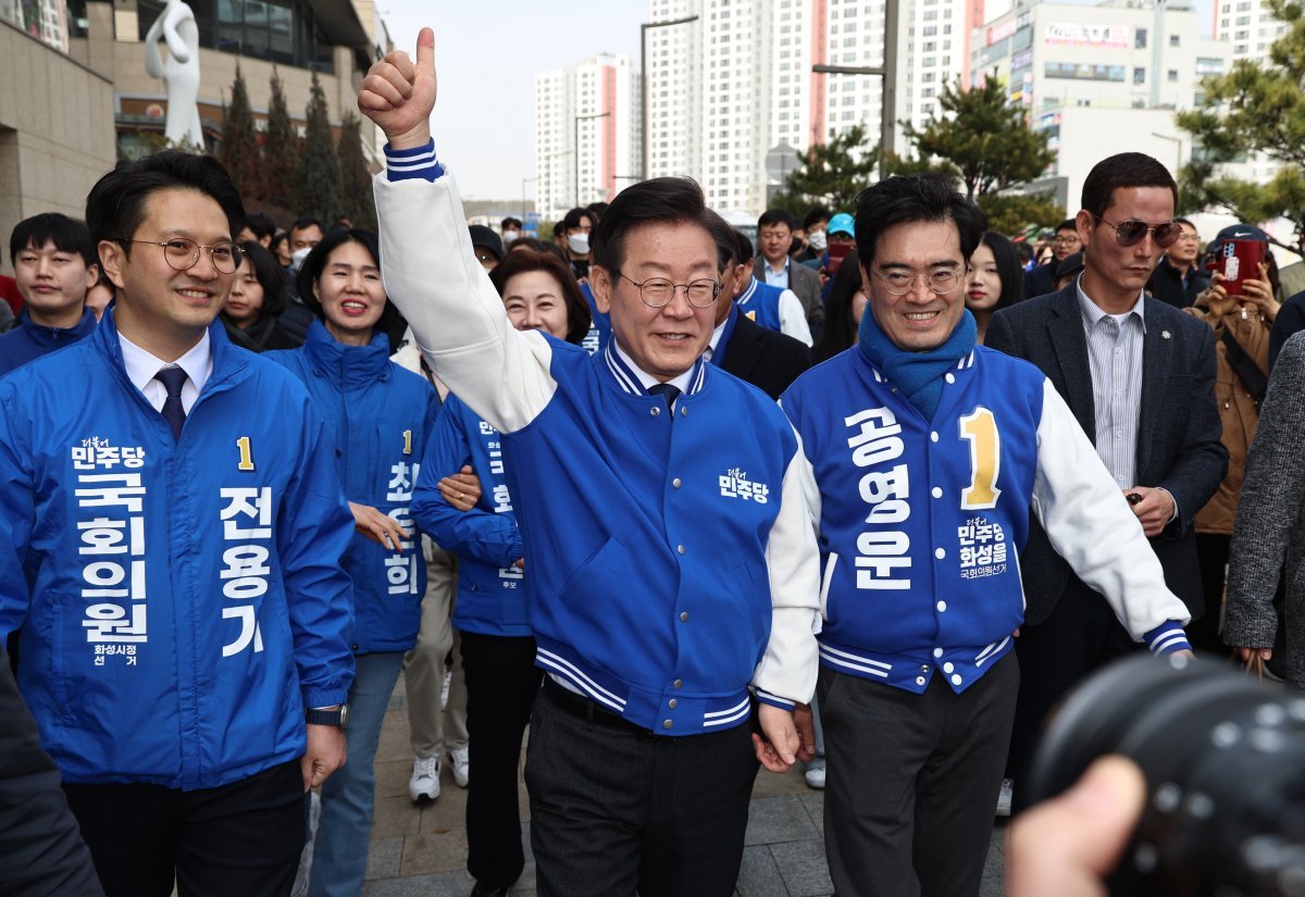 이재명 더불어민주당 대표가 17일 오후 경기 화성시 동탄호수공원에서 지지자들에게 인사하고 있다. 2024.3.17/뉴스1