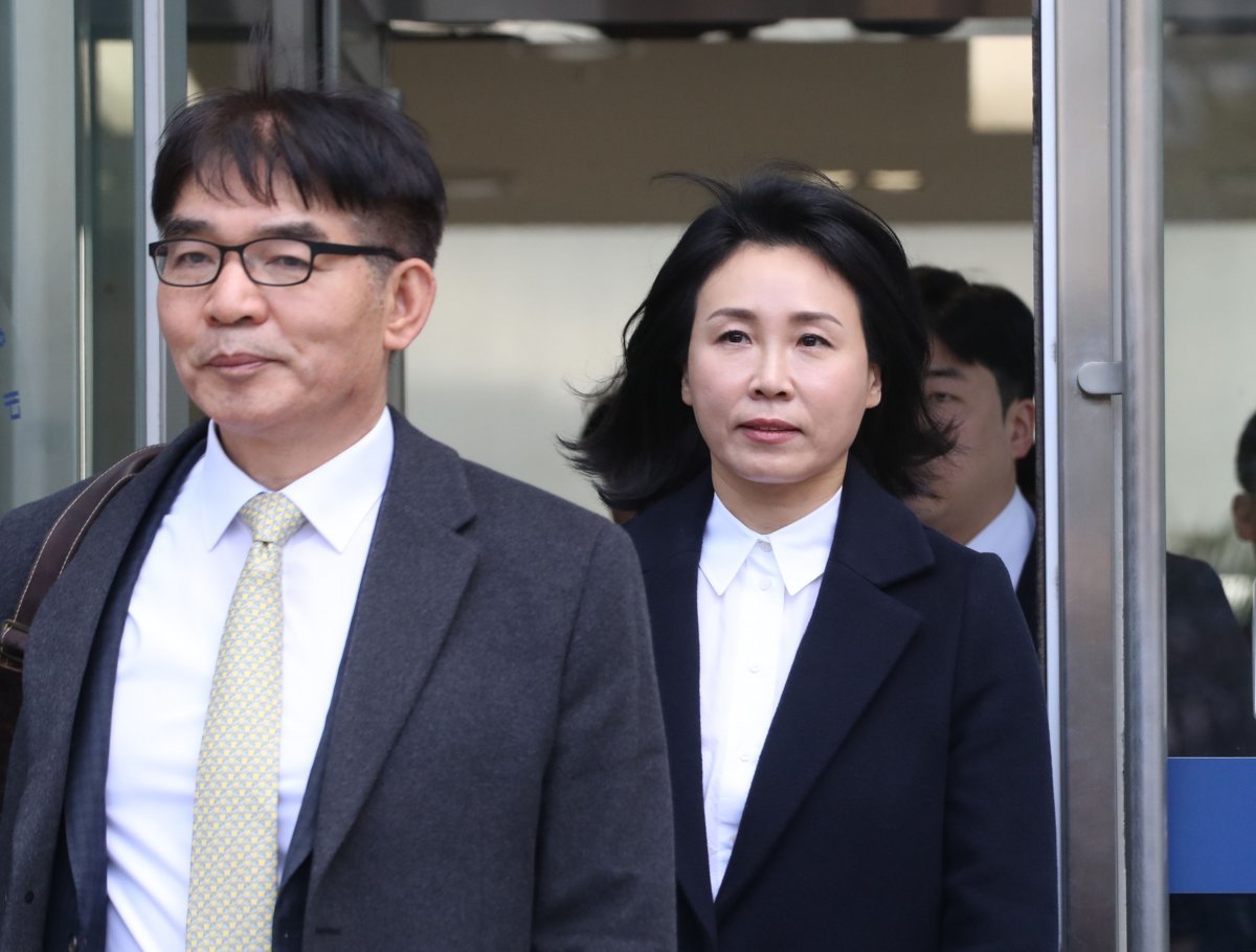 ‘공직선거법 위반’ 혐의로 불구속 기소된 더불어민주당 이재명 대표의 배우자 김혜경 씨가 지난달 26일 오후 경기 수원시 영통구 수원지방법원에서 열린 첫 공판을 마친 뒤 법정을 나서고 있다. 2024.2.26/뉴스1