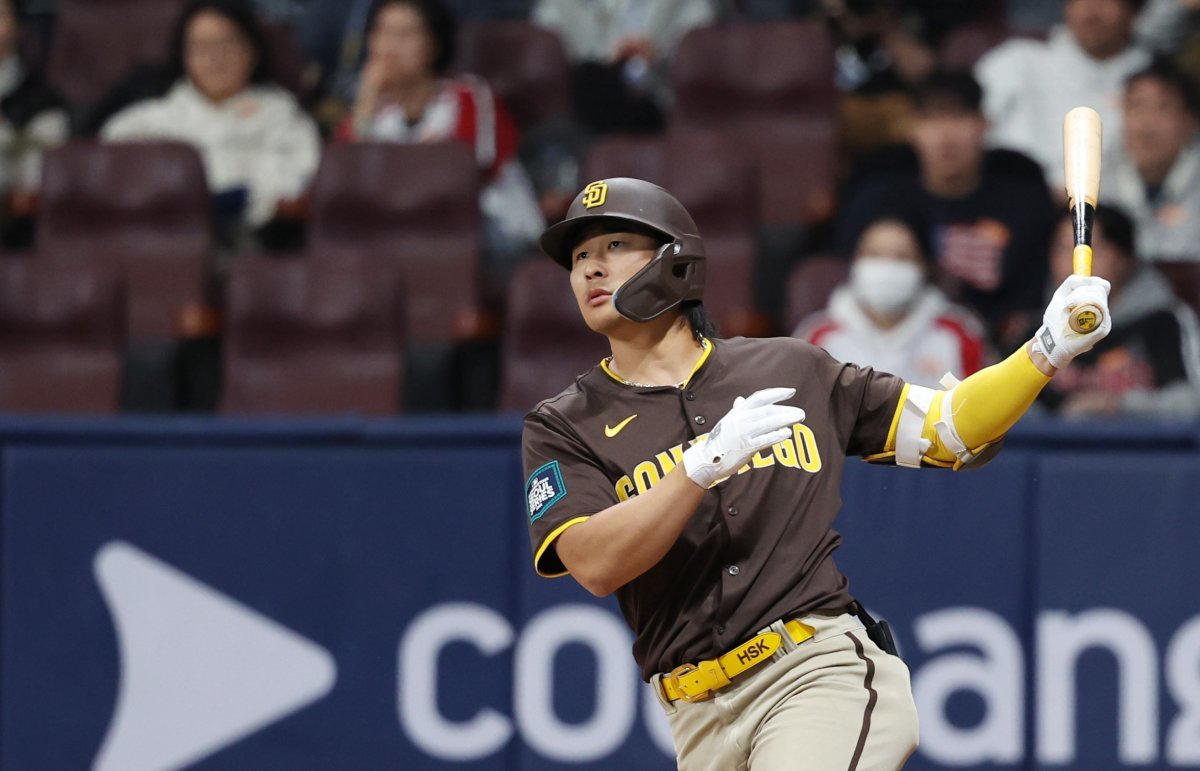 샌디에이고 김하성이 18일 서울 고척스카이돔에서 미국프로야구(MLB) 공식 개막시리즈를 앞두고 열린 LG 트윈스와 샌디에이고 파드리스의 스페셜 경기 6회초 1사 1루 상황에서 투런포를 날리고 있다. (공동취재) 2024.3.18 뉴스1