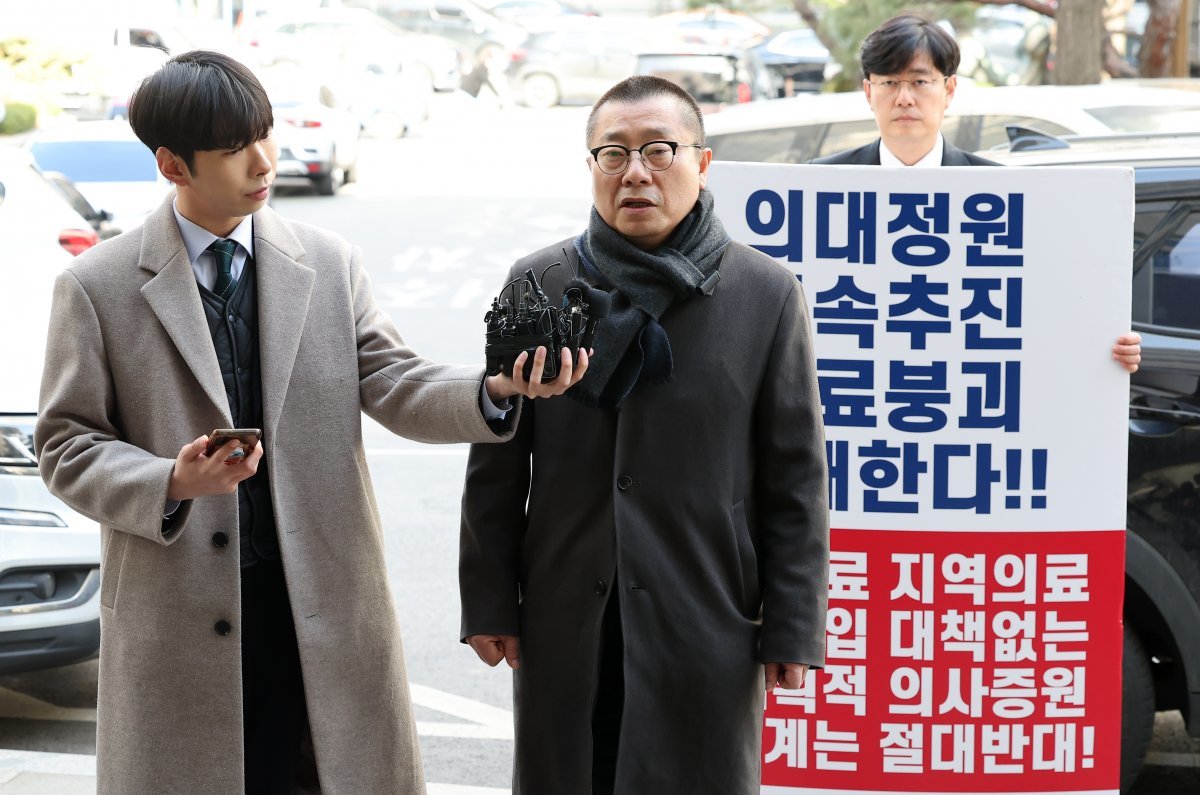 박명하 의협 비대위 조직강화위원장이 18일 서울경찰청 공공범죄수사대 앞에서 입장을 밝히고 있다. 2024.3.18/뉴스1