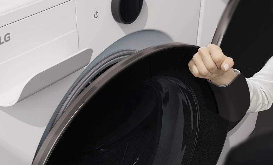 근력이 부족하거나 손 움직임이 섬세하지 않은 고객은 ‘이지핸들’로 세탁기·건조기 도어를 쉽게 여닫을 수 있다.