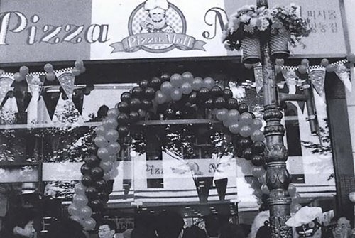 1994년에 론칭한 피자몰 명동 1호점. 피자몰 제공