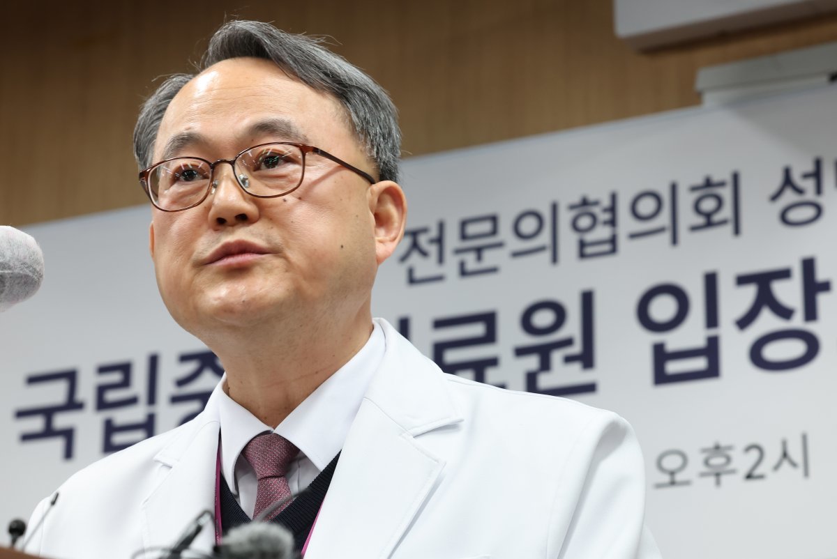 주영수 국립중앙의료원장이 지난 17일 오후 서울 중구 국립중앙의료원에서 국립중앙의료원 입장표명 긴급 기자회견을 하고 있다. 뉴스1