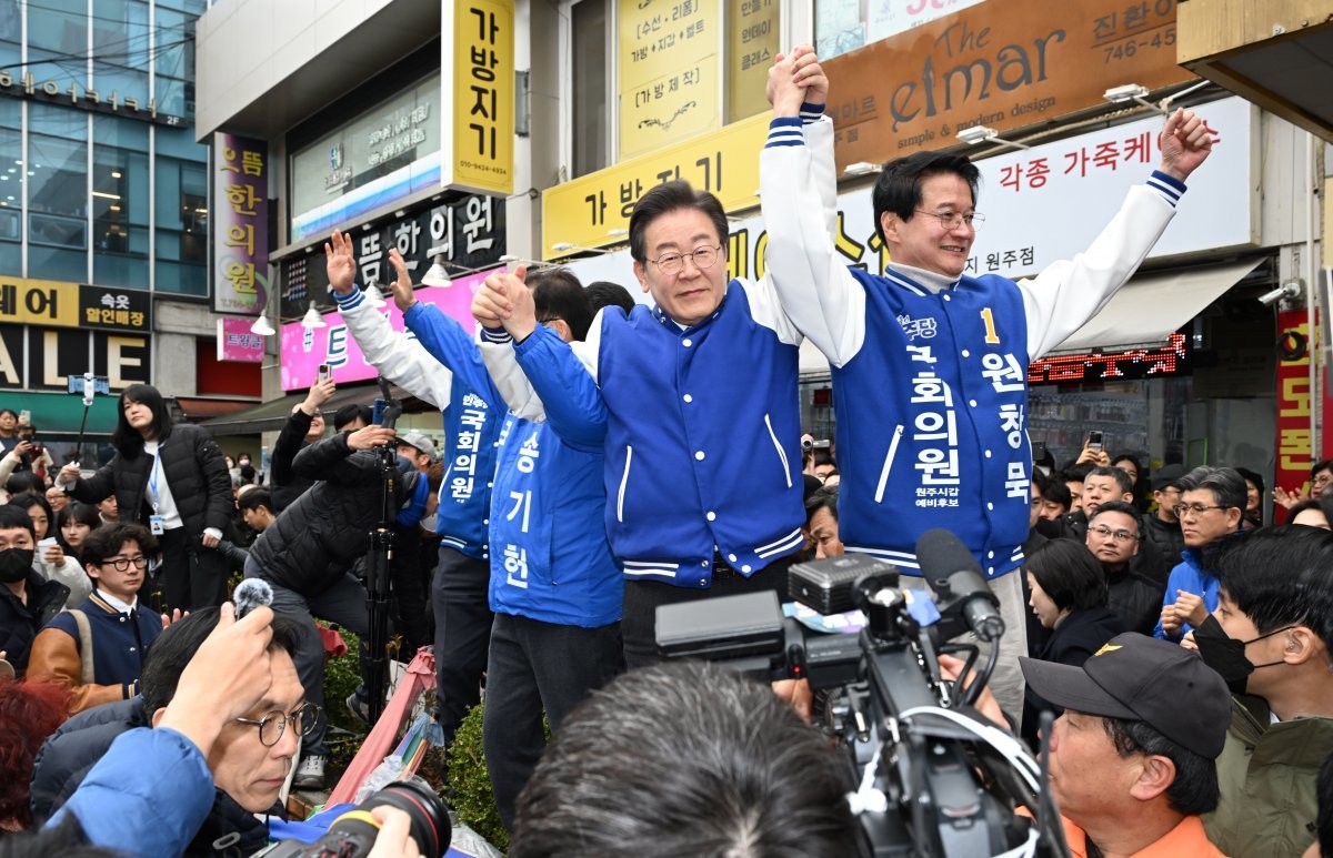 이재명 더불어민주당 대표가 19일 강원 원주중앙시장에서 원창묵, 송기헌 원주 갑을 후보와 함께 손을 들고 있다. (공동취재) 2024.3.19/뉴스1