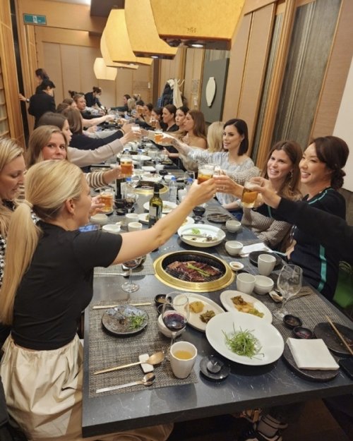 경복궁블랙 IFC점에서 식사를 즐기며, 건배를 하는 모습. 사진 제공=엔타스