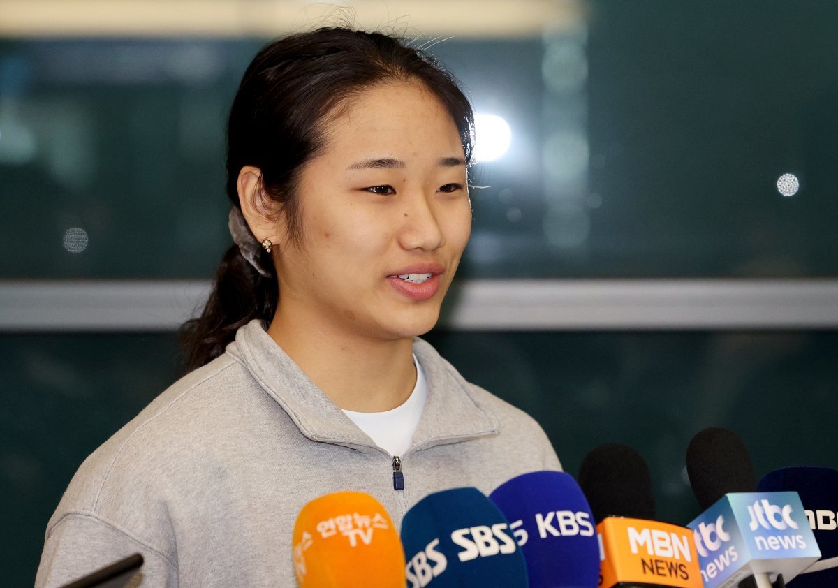 한국 배드민턴 간판 안세영이 19일 오후 인천국제공항 제1터미널을 통해 귀국한 뒤 취재진과 인터뷰하고 있다. 2024.3.19/뉴스1