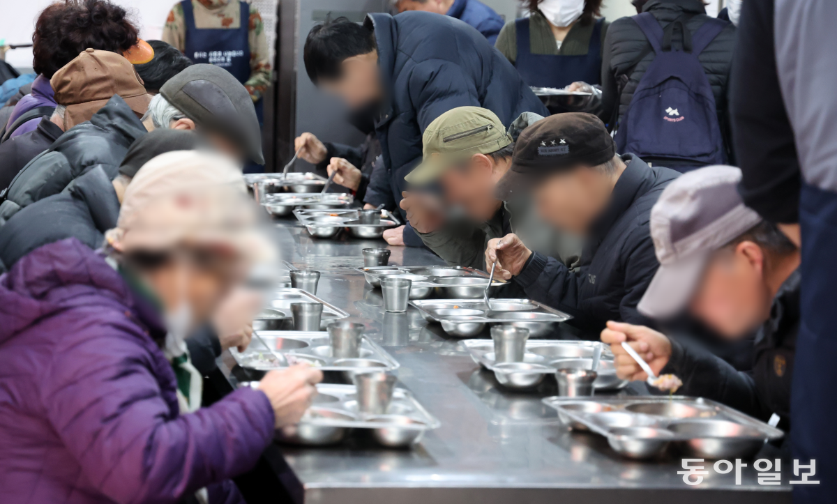 10일 오전 11시경 서울 영등포구 무료급식소 ‘토마스의 집’에서 노인들이 떡국과 김치로 점심식사를 하고 있다. 하루 300여 명이 찾는 이곳은 식료품 물가가 급등하며 식단 구성에 어려움을 겪고 있다. 최혁중 기자 sajinman@donga.com
